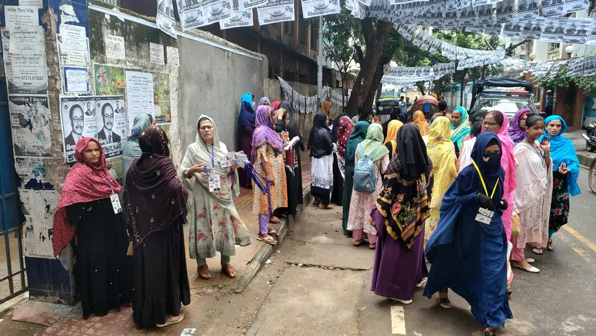 ঢাকা-১৭ উপনির্বাচন : কেন্দ্রে ভোটারের চেয়ে এজেন্ট বেশি