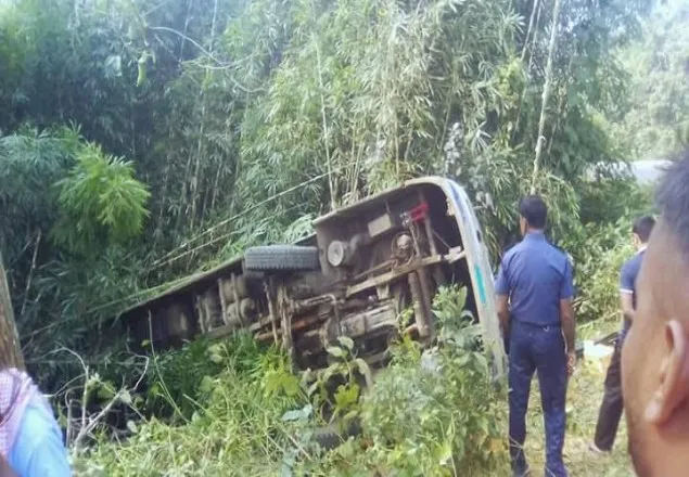 খাগড়াছড়িতে নিয়ন্ত্রণ হারিয়ে বাস খাদে, আহত ১১