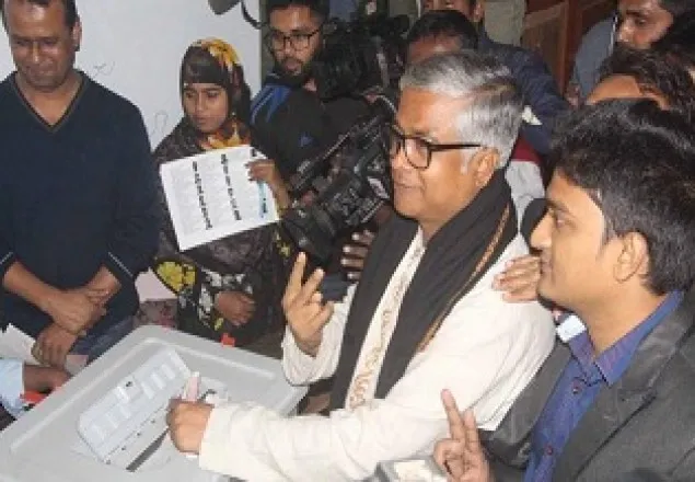 শুরুতেই ভোট দিলেন সাখাওয়াত