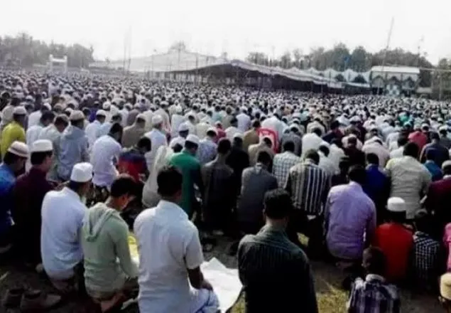 লোহাগাড়ায় ১৯দিনের সীরাত মাহফিলের শেষ জুমায় মুসল্লিদের ঢল