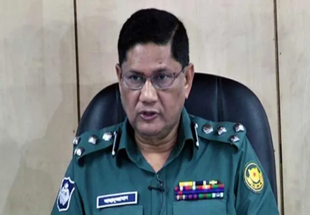 বিপুল অস্ত্রসজ্জিত ৩ জঙ্গিকে জীবিত উদ্ধারের চেষ্টা চলছে: পুলিশ