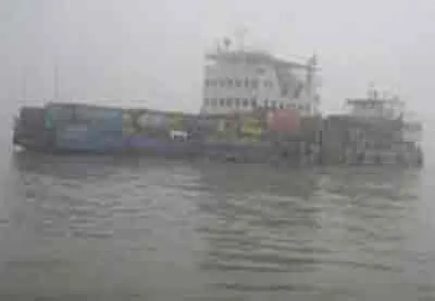 ঘন কুয়াশায় শিমুলিয়ায় ফেরি চলাচল বন্ধ