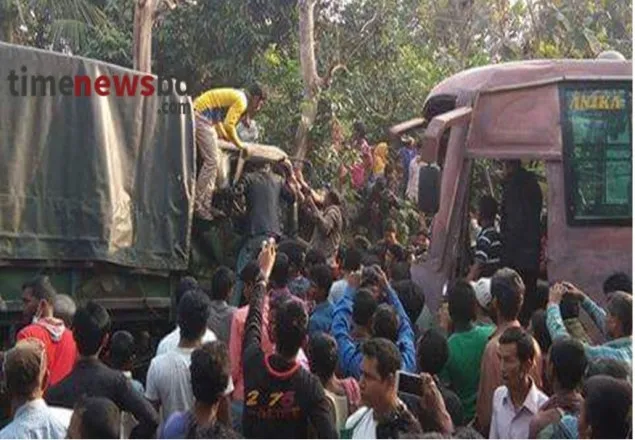 মাটিরাঙ্গায় ট্রাক-বাস সংঘর্ষ,  ৩ সেনা সদস্যসহ আহত ১৫