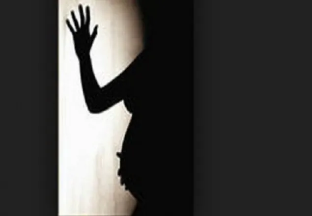 অন্তঃসত্ত্বাকে ধর্ষণের পর ট্রেন থেকে ধাক্কা