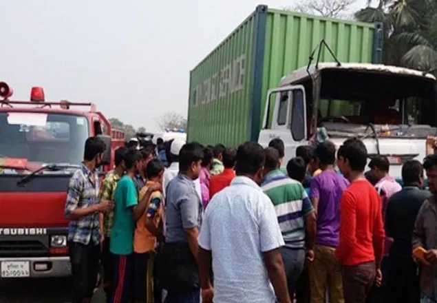 কুমিল্লায় কাভার্ডভ্যানের চাপায় মা-ছেলে নিহত