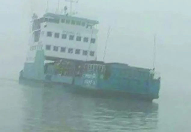 পাটুরিয়া-দৌলতদিয়া নৌপথে ফেরি চলাচল বন্ধ