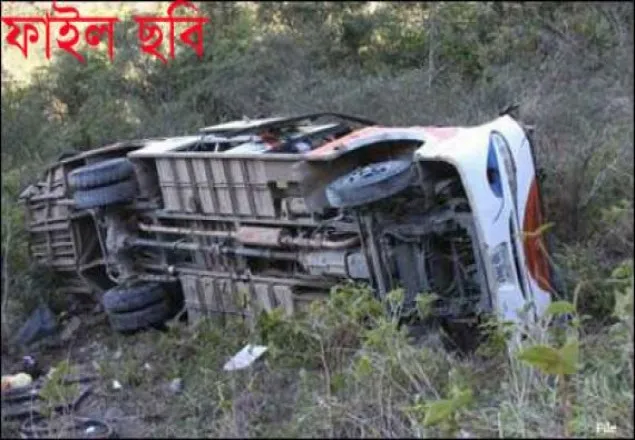 নাটোরে বাস খাদে পড়ে নিহত ৪
