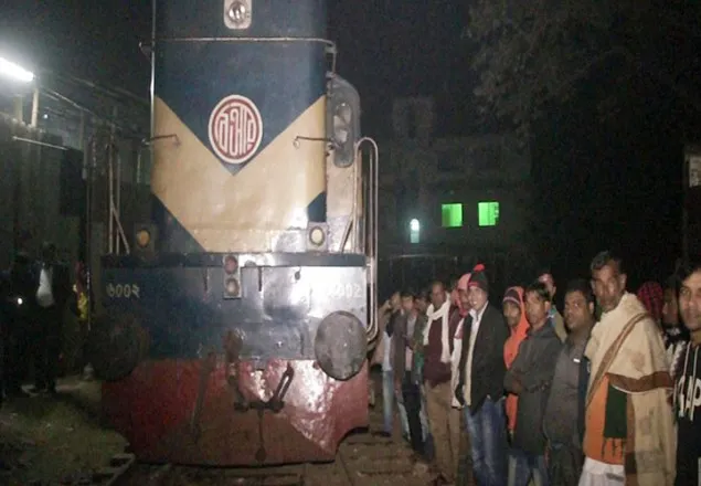 সিরাজগঞ্জে ট্রেনের ইঞ্জিন লাইনচ্যুত, ঢাকাসহ সারাদেশের সঙ্গে রেল যোগাযোগ বন্ধ