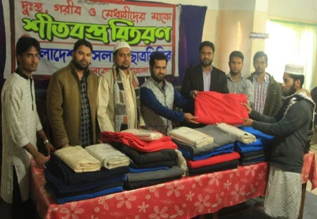 নাঙ্গলকোটে শিবির সভাপতি ইয়াছিন আরাফাতের শীতবস্ত্র বিতরণ