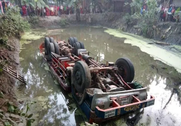 সাতক্ষীরায় ট্রাক উ‌ল্টে নিহত ২