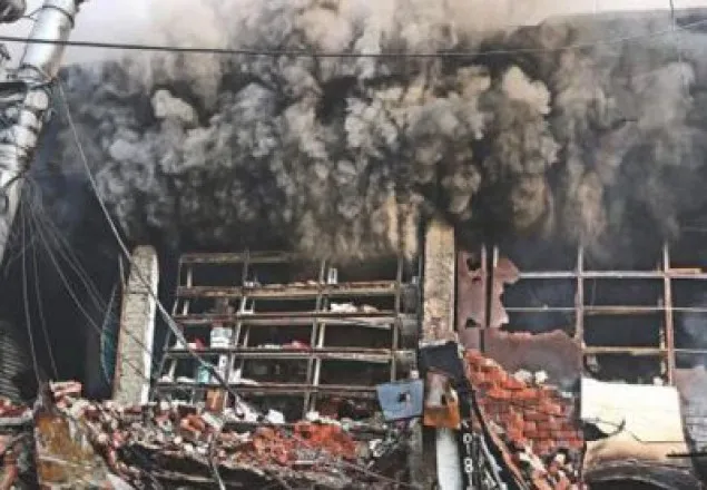 সরানো হচ্ছে মার্কেটের ধ্বংসস্তূপ