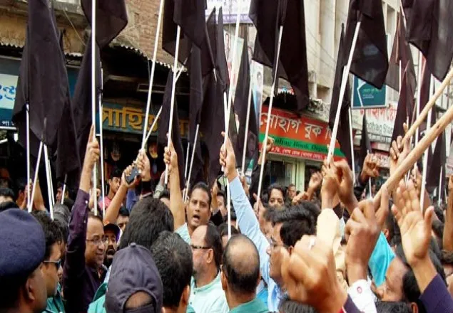 খুলনায় কালো পতাকা মিছিলে পুলিশের সাথে ধস্তাধস্তি