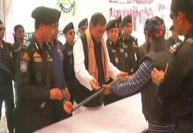 সুন্দরবনের জলদস্যু নোয়া বাহিনীর আত্মসমর্পণ