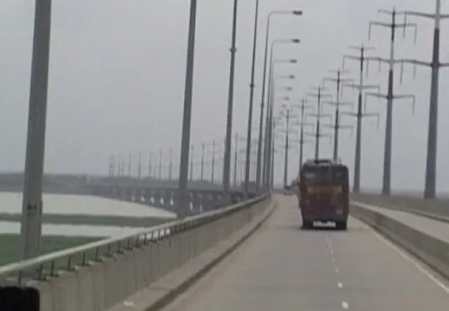 সাড়ে ৩ ঘণ্টা পর বঙ্গবন্ধু সেতু দিয়ে যান চলাচল শুরু