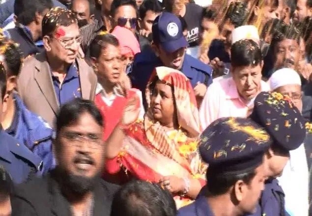 পায়ে হেঁটে গিয়ে আইভীর দায়িত্ব গ্রহন