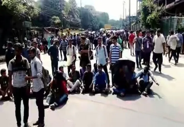 চট্টগ্রামে শিক্ষার্থীদের সড়ক অবরোধ