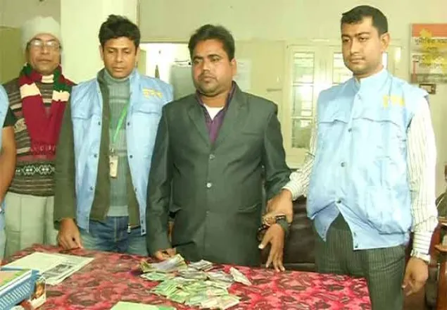 কুষ্টিয়ায় ঘুষ নেয়ার অভিযোগে ভূমি কর্মকর্তা আটক