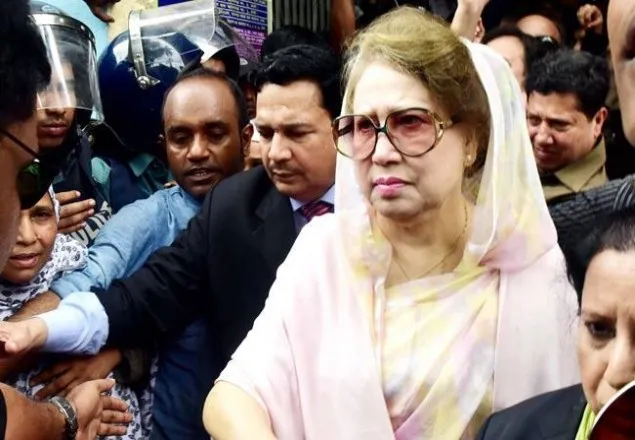 খালেদার উপস্থিতিতে প্রথম তদন্ত কর্মকর্তাকে জেরা করছেন আইনজীবীরা