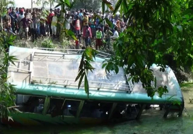 নড়াইলে যাত্রীবাহী বাস খাদে পড়ে নিহত ২ আহত ২০