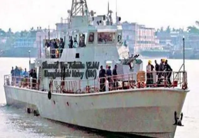 সেন্টমার্টিনে পর্যটকবাহী তিনটি জাহাজ আটকা পড়েছে