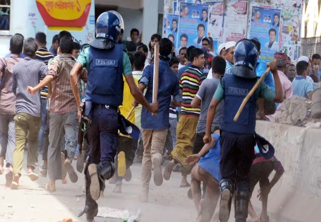 রাজধানীতে পুলিশের সঙ্গে হকারদের ধাওয়া-পাল্টা ধাওয়া