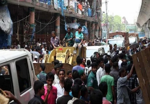 হকারদের বিক্ষোভের মাঝেও উচ্ছেদ অভিযান