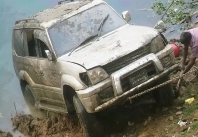 শীতলক্ষ্যায় জালে ধরা পড়লো বিলাসবহুল জিপ 