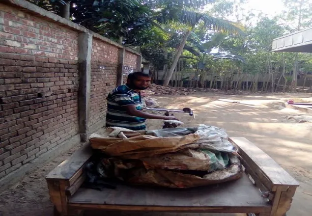 পলাশবাড়ীতে হারিয়ে যাচ্ছে ভাঙ্গারির ব্যবসা