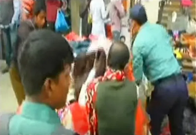 শুক্রবারেও হকারদের তুলে দিল পুলিশ