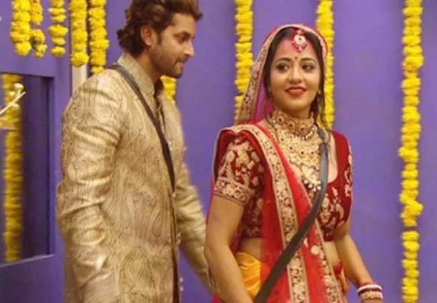 ৫০ লাখ টাকার বিনিময়ে ক্যামেরার সামনে ফুলশয্যা!