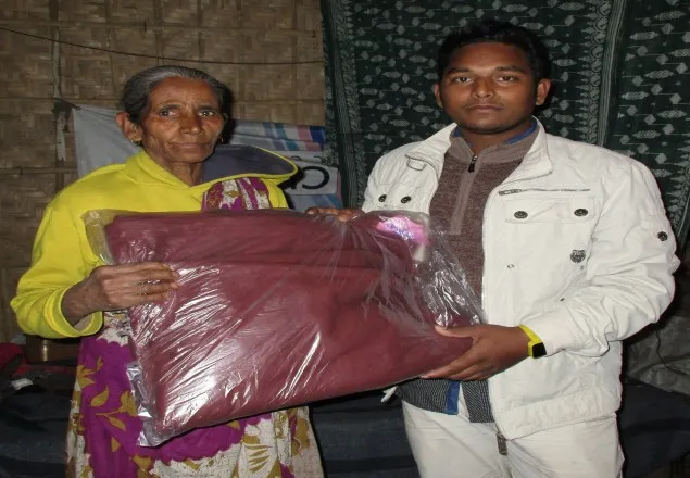 জন্মদিন উপলক্ষে কম্বল বিতরণ করলেন সাংবাদিক