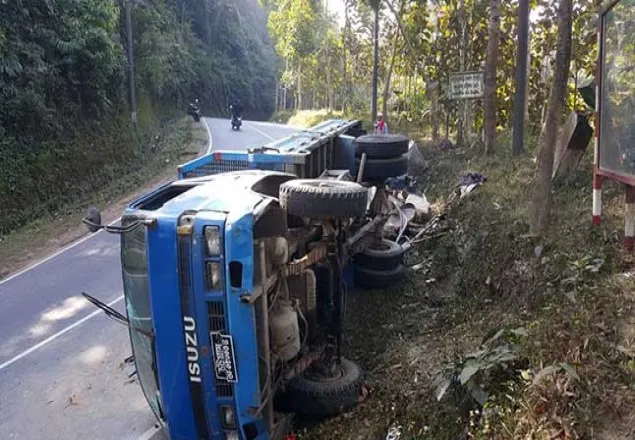 বান্দরবানে শ্রমিকবাহী ট্রাক উল্টে আহত ১০