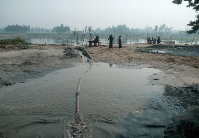 গোবিন্দগঞ্জের করতোয়ায় ২৫ ড্রেজার মেশিন, চলছে বালু উত্তোলন