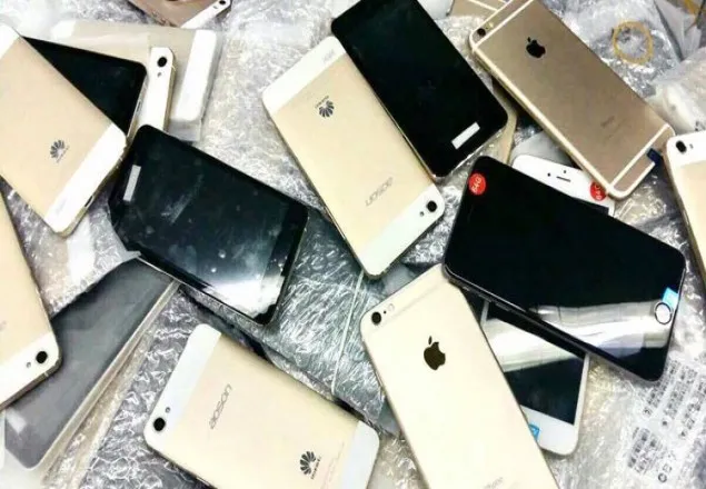 শাহজালালে ৩২৫ পিস মোবাইল ফোন জব্দ