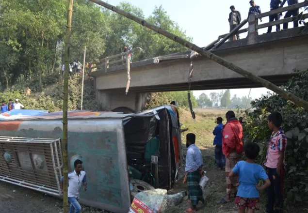 ঘাটাইলে বাস খাদে পড়ে নিহত ১, আহত ২০