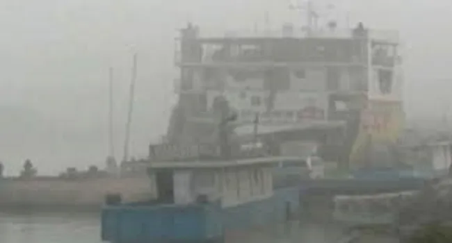 ঘন কুয়াশায় বাংলাবাজার-শিমুলিয়া রুটে ফেরি চলাচল বন্ধ