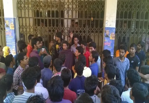ক্লাস-পরীক্ষা চালুর দাবিতে প্রশাসনিক ভবনে শিক্ষার্থীদের তালা