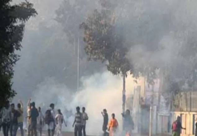শাহবাগে পিকেটারদের ওপর কাঁদানে গ্যাস নিক্ষেপ