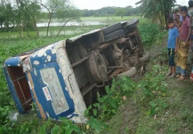 চৌগাছায় পিকনিকের বাস উল্টে শিক্ষকসহ নিহত ৫