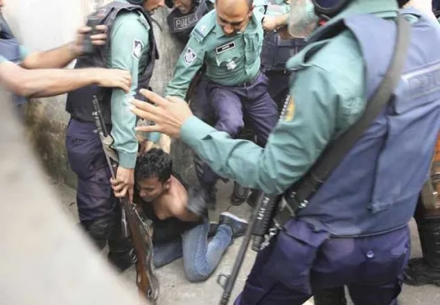 সাংবাদিক মারধরের ঘটনায় এএসআই বরখাস্ত