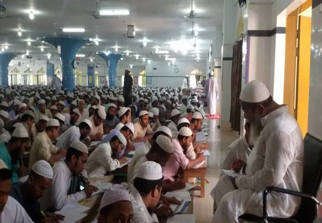 হাটহাজারী মাদ্রাসায় পাগড়ি পাচ্ছেন ২৫০০ শিক্ষার্থী