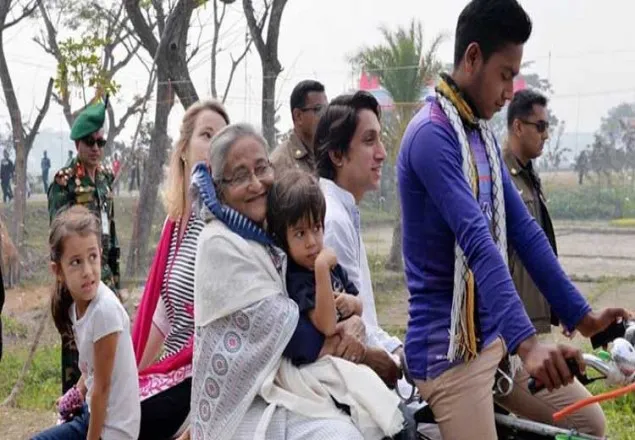 ভ্যানে চড়ে নাতি-নাতনিকে এলাকা দেখালেন প্রধানমন্ত্রী