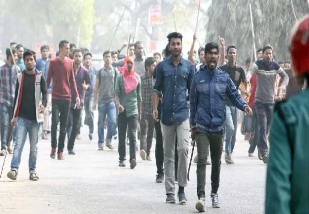 ছাত্রদলের মিছিলে দা-রড নিয়ে ছাত্রলীগের ধাওয়া
