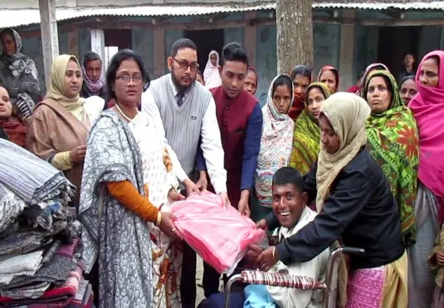 ঠাকুরগাঁওয়ে দুস্থ ও প্রতিবন্ধীদের মাঝে শীতবস্ত্র বিতরণ