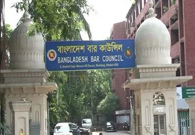 আদালতে ভাঙচুর, ৯ আইনজীবীকে শোকজ