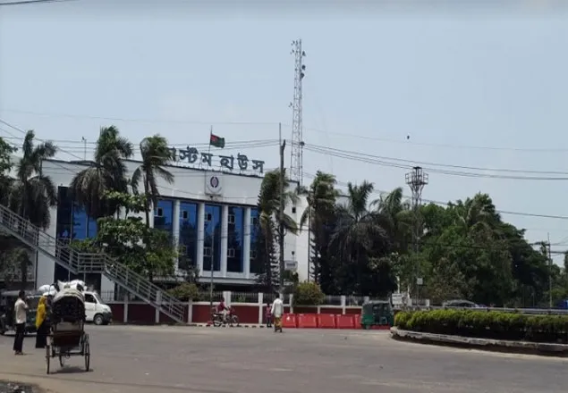চট্টগ্রাম কাস্টমসের ২ কর্মকর্তাসহ তিনজন সাময়িক বরখাস্ত