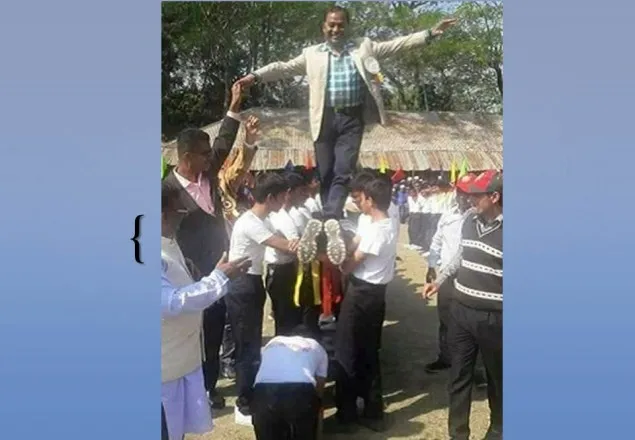 শিশুদের মানব সেতুতে হাঁটলেন আ’লীগ নেতা 
