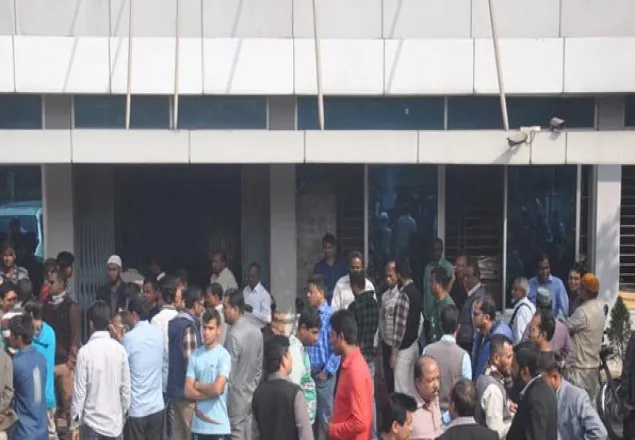 কর্মবিরতির সময় নগর ভবনের সামনে কর্মকর্তা-কর্মচারীরা