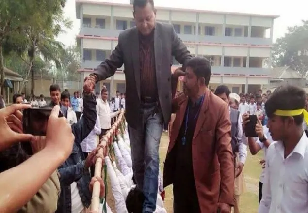 এবার ছাত্রদের কাঁধে হাঁটলেন স্কুলের জমিদাতা