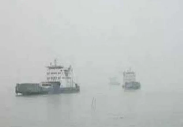 কিছু নৌরুটে ফেরি চলাচল বন্ধ, পদ্মায় আটকা পড়েছে ৯টি ফেরি